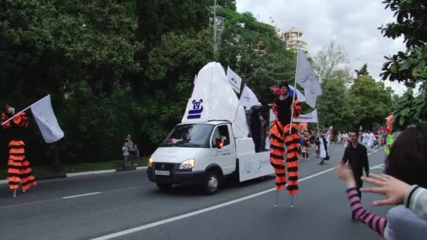 Festlig karneval i staden Sochi, Ryssland — Stockvideo