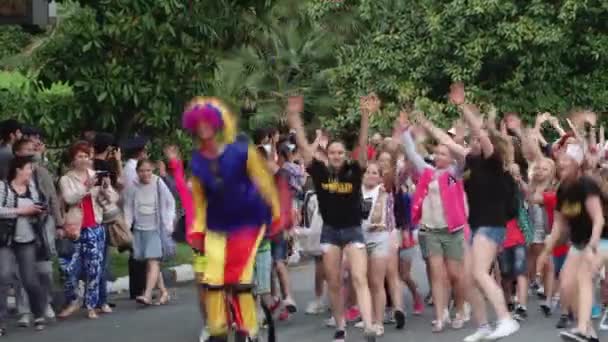 Carnaval festivo en la ciudad de Sochi, Rusia — Vídeos de Stock