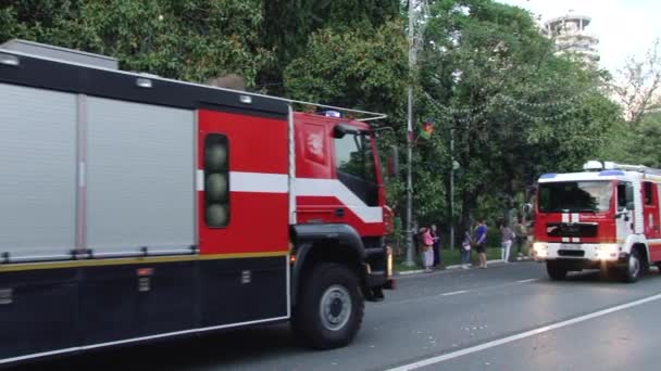 Feestelijke carnaval in de stad van Sochi, Rusland — Stockvideo