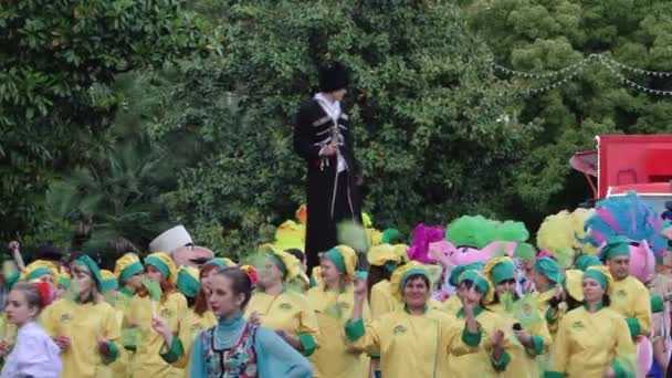 Feestelijke carnaval in de stad van Sochi, Rusland — Stockvideo