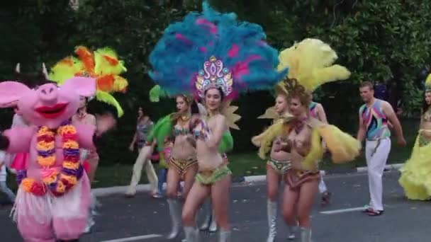 Carnaval festivo en la ciudad de Sochi, Rusia — Vídeos de Stock