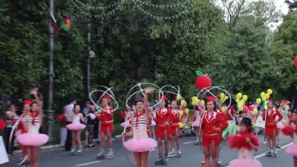 Feestelijke carnaval in de stad van Sochi, Rusland — Stockvideo