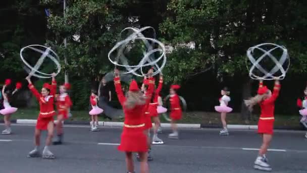 Feestelijke carnaval in de stad van Sochi, Rusland — Stockvideo