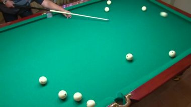 Bilardo masasında oyun.