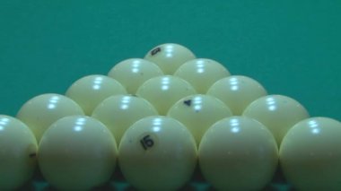 Bilardo masasında oyun.