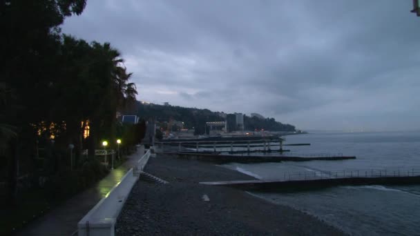 Typer av Svarta havet nära staden Sochi, Kaukasus, Ryssland — Stockvideo