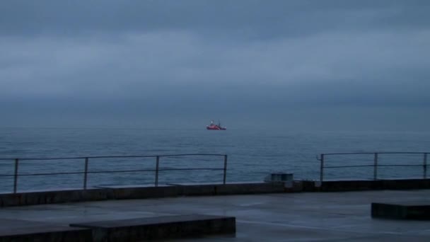 Typer av Svarta havet nära staden Sochi, Kaukasus, Ryssland — Stockvideo