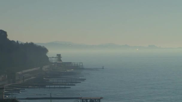 Karadeniz türleri yakınındaki şehir Soçi, Kafkasya, Rusya Federasyonu — Stok video