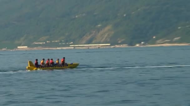 Vacaciones de verano en el Mar Negro en el pueblo. Montañas Lazarevskoye. Sochi. . — Vídeo de stock