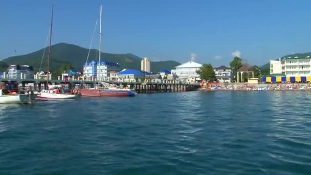 Vacaciones de verano en el Mar Negro en el pueblo. Montañas Lazarevskoye. Sochi. . — Vídeos de Stock