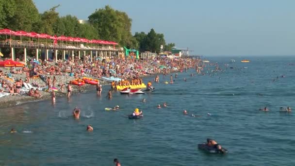 Vacaciones de verano en el Mar Negro en el pueblo. Montañas Lazarevskoye. Sochi. . — Vídeos de Stock