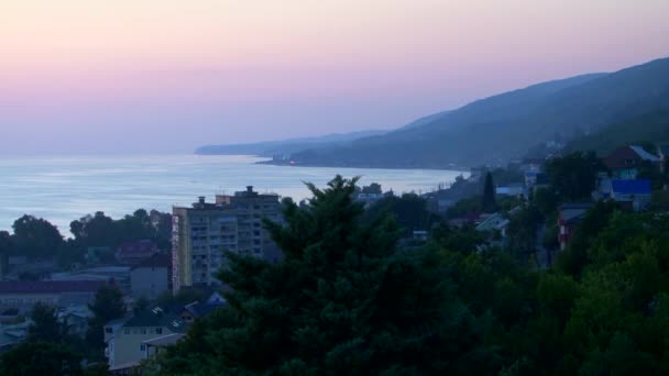 Sommarlovet i Svarta havet i byn. Lazarevskoye berg. Sochi. — Stockvideo