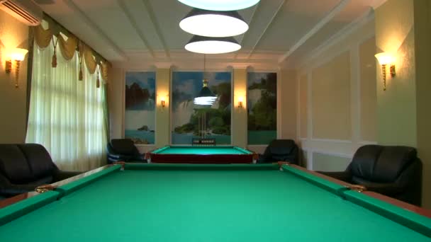 Le jeu du billard sur la table . — Video