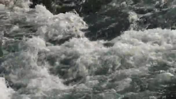 Naturaleza Kurtat Garganta en Osetia del Norte, Cáucaso, Rusia . — Vídeo de stock