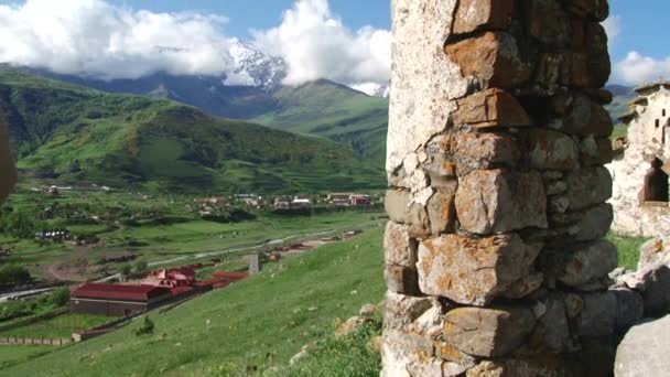 Natuur Kurtat Gorge in Noord-Ossetië, Kaukasus, Rusland. — Stockvideo