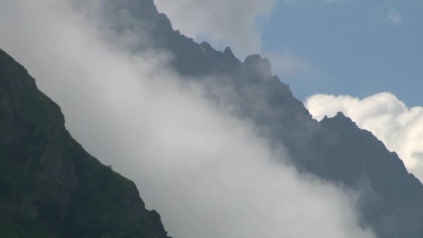 Doğa Kurtat Gorge Kuzey Osetya'da, Kafkasya, Rusya Federasyonu. — Stok video