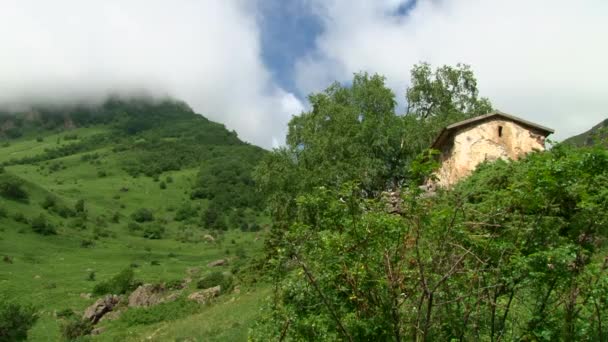 Natura Kurtat Gorge w północnej Osetii, Kaukaz, Federacja Rosyjska. — Wideo stockowe