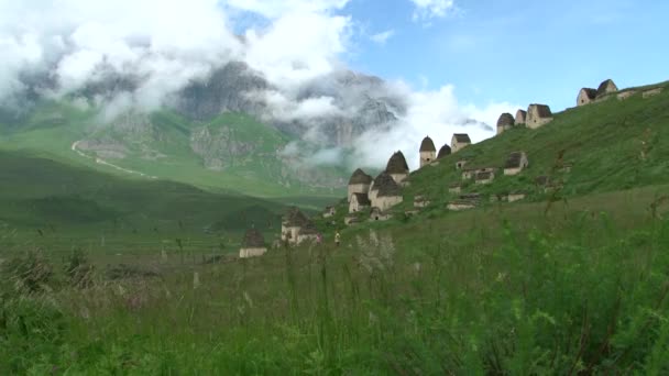 Ciudad medieval mertvyh.Severnaya Osetia. Cáucaso. Rusia . — Vídeo de stock