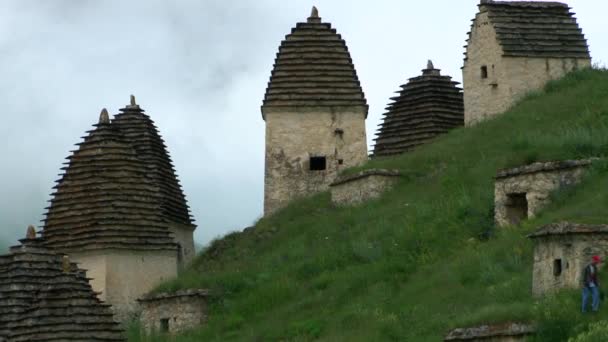 Cidade medieval mertvyh.Severnaya Ossetia. Cáucaso. Rússia . — Vídeo de Stock