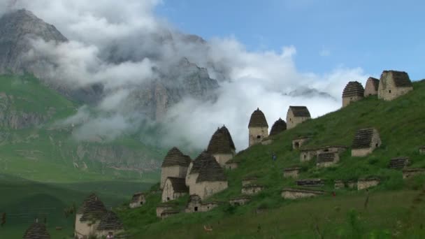 Cidade medieval mertvyh.Severnaya Ossetia. Cáucaso. Rússia . — Vídeo de Stock