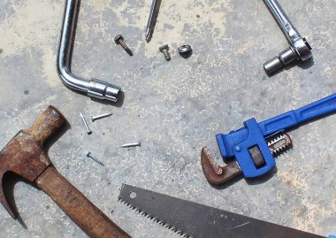 Metin için kopyalama alanı olan beton zemindeki donanım araçlarının üst görünümü