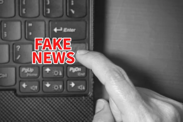 テキスト付き指押しキーボードの選択フォーカス黒と白の画像 Fake News — ストック写真
