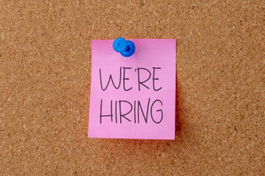 Mantar panoya iğnelenmiş bir not kiraladığımız mesajı gösteriyor. İşe alım, iş arama, istihdam ve insan kaynakları kavramları.