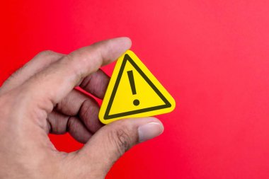 Üzerinde ünlem işareti olan sarı üçgen uyarı işareti. Tehlike, alarm, dikkat ve güvenlik uyarısı kavramı.