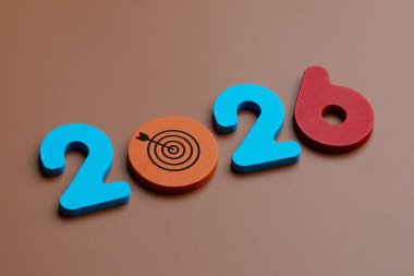Renkli ahşap sayılar ve hedef sembol 2026. Gelecek hedefleri, iş stratejisi, planlama ve yeni yıl konsepti için hedefler belirleme.
