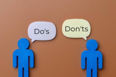 Konuşma baloncukları olan iki mavi figür, Yapılacaklar ve Yapılacaklar 'ı tartışıyor. Kurallar, yönergeler, doğru ve yanlışa karşı, ve iş uyumu veya tavsiye kavramı.