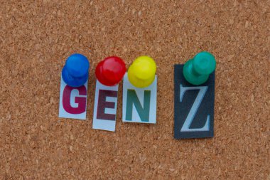 Mantar mantar mantara tutturulmuş kesik harfler. Gençlik, modern kültür, trendler ve jenerasyonel kimlik kavramı.