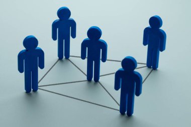 Çizgilerle birbirine bağlı beş kişilik bir insan figürü. İletişim, bilgi alışverişi, ağ oluşturma ve takım çalışması kavramı.