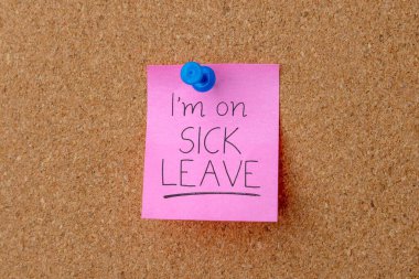 Hasta olduğumu belirten el yazısıyla yazılmış bir not bırak. Çalışan yokluğu, işyeri politikası ve tıbbi izin kavramı.