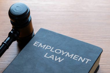 İş Hukuku ve Yargıç Tokmağı adlı bir kitabın kapanışı. İşyeri düzenlemeleri, işgücü hakları, kurumsal adalet, insan kaynakları politikası ve yasal uyum kavramı.