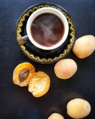 Güne neşeyle başlamak için bir fincan taze aromatik sabah kahvesi. Masasında kahve olan güzel bir kahve fincanı.