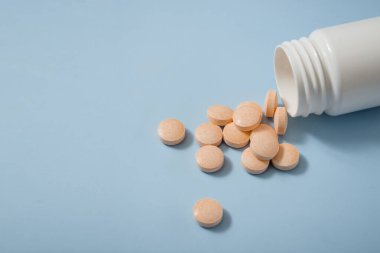 Tıbbi konsept. Bağışıklığı arttırmak ya da koronavirüsten kurtulmak için vitaminler..