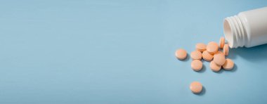 Banner. Tıbbi konsept. Bağışıklığı arttırmak ya da koronavirüsten kurtulmak için vitaminler..