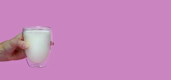 Mano Femenina Sosteniendo Vaso Con Leche Fresca Sobre Fondo Rosa —  Fotos de Stock