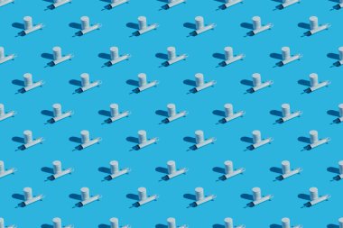 Şablon. Haplar, mavi tıbbi arka planda kateter için şırınga. Yakın çekim, üst manzara. Tıbbi şırınga, vitaminli tüp.