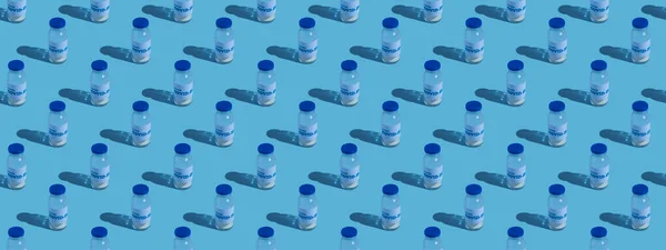 Covid 19ワクチンのアンプル コロナウイルス治療 パンデミック対策 青の背景 コピースペース 予防接種の概念 パターン — ストック写真