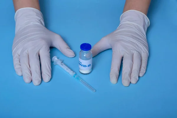 Concetto Medico Sfondo Blu Mani Medico Guanti Bianchi Vaccino Coronavirus — Foto Stock