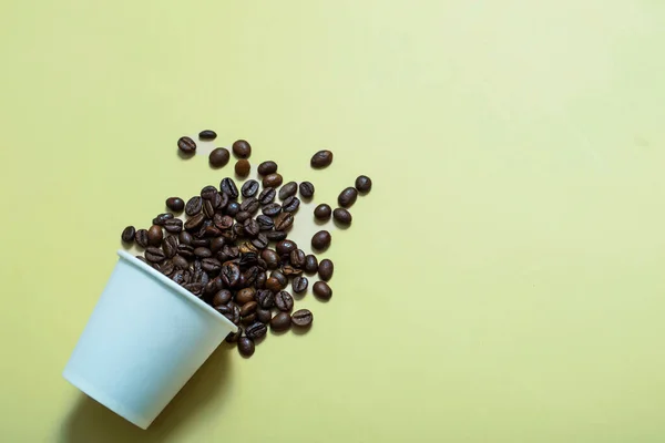 Granos Café Una Taza Papel Blanco Sobre Fondo Beige Maqueta — Foto de Stock