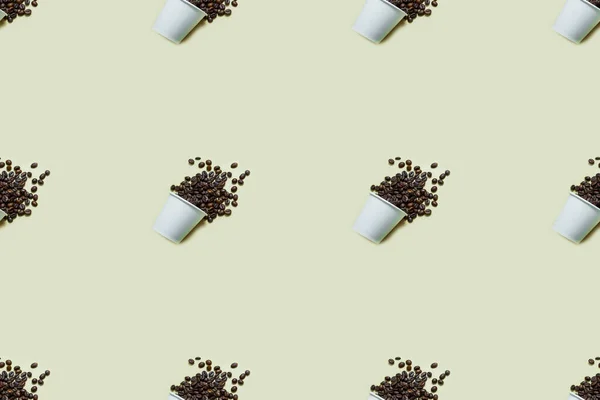 ベージュ地の白い紙コップにコーヒー豆の模様 モックアップ — ストック写真