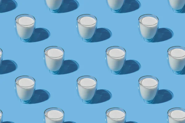 Journée mondiale du lait. Motif sur fond bleu. Un verre de lait. Modèle. — Photo