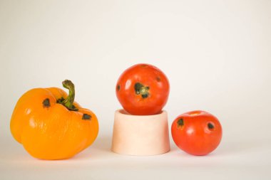 Bozuk sebze, biber ve domates. Yiyecek atıkları. Aspergillus. Penisilyum. Bakteriler. Küf. Mantarlar. Mantarların yayılması.