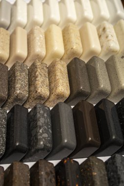 Doğal granit, mermer ve kuvars taşı örnekleri. Taşlardan maket, yakın plan. Doğal taştan yapılmış modern renkli levhalar..