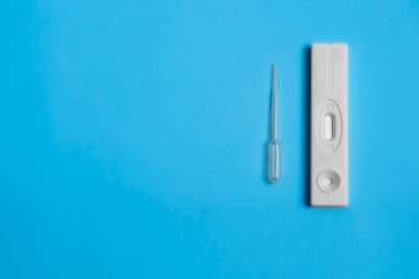 Renkli bir arka planda prostatın PSA-spesifik antijeni için hızlı test. Coronavirus testi