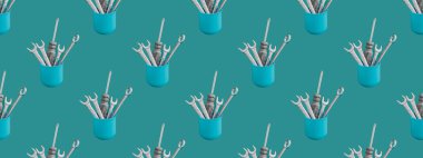 Minimalizm tarzında yaratıcı, çalışan aletleri olan vazo: tornavida, renkli arka planda anahtarlar. Tebrik kartı. Kusursuz desen. Pankart