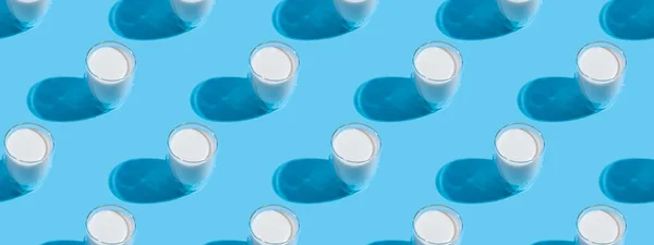 Światowy Dzień Mleka Wzór Niebieskim Tle Szklankę Mleka Szablon Płynny — Zdjęcie stockowe