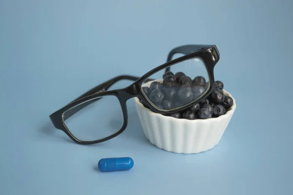 Szemészeti Fogalom Közelről Szemüveg Áfonya Áfonyás Vitamin Kék Alapon Természetes — Stock Fotó